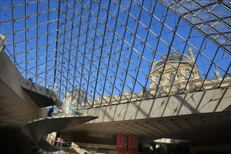 France, ile de france, paris 1er arrondissement, musee du louvre, cour napoleon, sous la pyramide de verre, architecte ieoh ming pei, touristes, escalier,