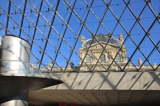 France, ile de france, paris 1er arrondissement, musee du louvre, cour napoleon, sous la pyramide de verre, architecte ieoh ming pei, escalier,