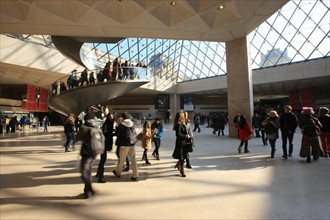 France, ile de france, paris 1er arrondissement, musee du louvre, cour napoleon, sous la pyramide de verre, architecte ieoh ming pei, touristes, escalier ,