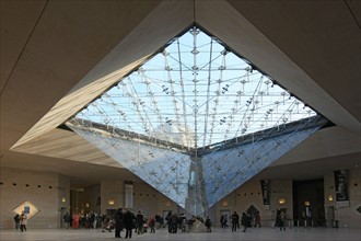 France, ile de france, paris 1er arrondissement, musee du louvre, carrousel, sous la pyramide de verre inversee, architecte ieoh ming pei, galerie marchande, touristes,