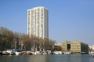 France, ile de france, paris 19e arrondissement, bassin de la villette et canal de l'ourcq, quai de la loire, n68, bar ourcq, petanque,