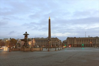 france, region ile de france, paris 8e arrondissement, place de la concorde, paves, fontaines, hotel de la marine, hotel de crillon, nuit, eclairage,