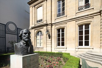 France, ile de france, paris 9e, 9 rue drouot, mairie du 9e arrondissement, hotel d'augny, facade sur jardin, hotel particulier, statue d'ivan tourgueniev,


Date : Ete 2012