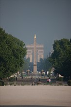 France, Region Ile de France, Paris, 1er arrondissement, jardin des Tuileries, vue vers l'obelisque de la place de la Concorde, et l'Arc de Triomphe de l'Etoile