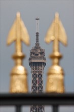 France, Region Ile de France, Paris 7e arrondissement, Ecole Militaire, avenue de Lowendal, place de Fontenoy, facade sur jardin, grille, Tour Eiffel,