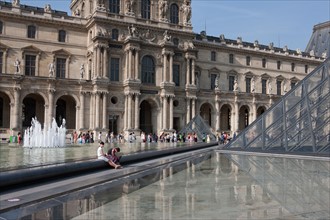 France, Region Ile de France, Paris 1er arrondissement, Musee du Louvre, place de la Pyramide, touristes,