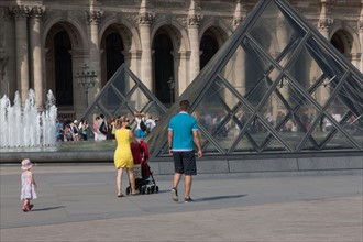 France, Region Ile de France, Paris 1er arrondissement, Musee du Louvre, place de la Pyramide, touristes,