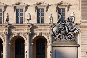 France, Region Ile de France, Paris 1er arrondissement, Musee du Louvre, cour de la Pyramide, statue equestre de louis 14 par le bernin,