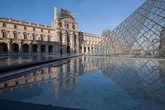 France, Region Ile de France, Paris 1er arrondissement, Musee du Louvre, cour de la Pyramide, pyramide de Ieoh Ming Pei, Pavillon Denon,