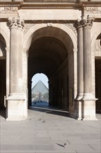 France, Region Ile de France, Paris 1er arrondissement, Musee du Louvre, passage entre cour de la Pyramide et Cour Carree, pyramide de Ieoh Ming Pei,