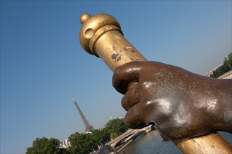 France, Region Ile de France, Paris 8e arrondissement, Pont Alexandre III, vue sur la Tour Eiffel et les Invalides