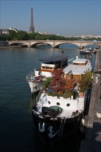 France, Region Ile de France, Paris 8e arrondissement, Pont Alexandre III, vue sur la Tour Eiffel, peniches amarrees sur la Seine, quais