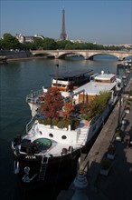 France, Region Ile de France, Paris 8e arrondissement, Pont Alexandre III, vue sur la Tour Eiffel, peniches amarres sur la Seine, quais