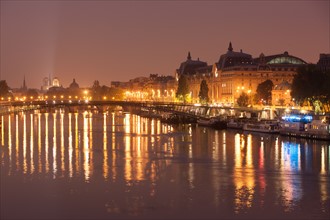 France, Region Ile de France, Paris 8e arrondissement, la Seine au niveau du Pont de la Concorde. A droite, le musee d'Orsay. Au fond, les tours de Notre-Dame de Paris.
