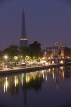 France, Region Ile de France, Paris 8e arrondissement, la Seine au niveau du Pont de la Concorde. La Tour Eiffel.