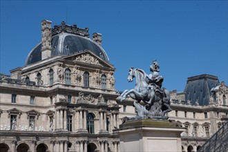 France, Region Ile de France, Paris 1er arrondissement, Musee du Louvre, place de la Pyramide, Ieoh Ming Pei, statue de Louis XIV, Le Bernin