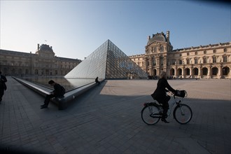 France, Region Ile de France, Paris 1er arrondissement, Musee du Louvre, cour de la Pyramide, velo, cycliste