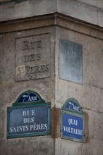 France, Region Ile de France, Paris, 7e arrondissement, angle de la rue des Saints-Peres et du quai Voltaire, plaque de rue