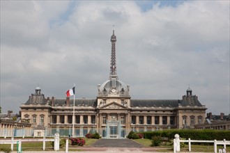 France, Region Ile de France, Paris 7e arrondissement, Ecole Militaire, avenue de Lowendal, place de Fontenoy, facade sur jardin, grille,