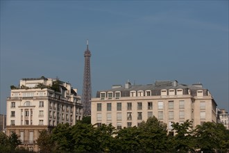 France, Region Ile de France, Paris 7e arrondissement, esplanade des Invalides, immeubles bordant l'esplanande, la Tour Eiffel en arriere-plan