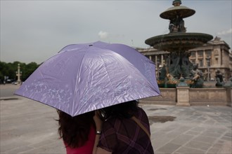 France, Region Ile de France, Paris, 8e arrondissement, place de la Concorde, fontaine, eau, obelisque, parapluie, touriste, ombrelle, protection solaire,