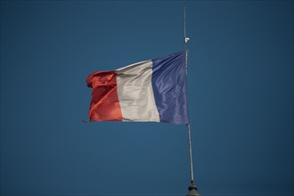 France, Region Ile de France, Paris 8e arrondissement, avenue Winston Churchill, drapeau flottant au-dessus de la facade, drapeau, francais,