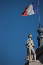 France, Region Ile de France, Paris 8e arrondissement, avenue Winston Churchill, Grand Palais, sculpture, au dessus de la facade, drapeau, francais,