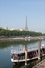 France, Region Ile de France, Paris 7e arrondissement, quai des Tuileries, la Seine et la Tour Eiffel, port des Champs-Elysees,