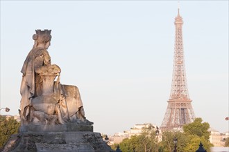 France, Region Ile de France, Paris 8e arrondissement, place de la Concorde, depuis les terrasses du jardin des Tuileries, Tour Eiffel, statue, sculpture,