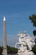 France, Region Ile de France, Paris 8e arrondissement, place de la Concorde, "Mercure monte sur Pegase" (1702), sculpture d'Antoine Coysevox, obelisque