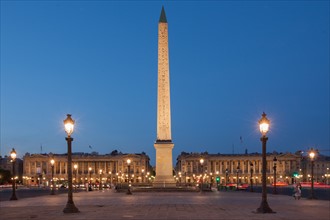France, Region Ile de France, Paris 8e arrondissement, place de la Concorde, fontaines, obelisque, tombee de la nuit,