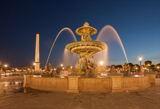 France, Region Ile de France, Paris 8e arrondissement, place de la Concorde, fontaines, obelisque, tombee de la nuit,