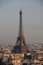 France, Region Ile de France, Paris 8e arrondissement, place Charles de Gaulle, place de l'Etoile, au sommet de l'Arc de Triomphe en soiree, panorama, eclairage,