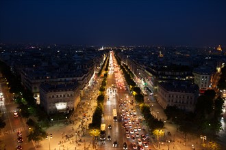 France, Region Ile de France, Paris 8e arrondissement, place Charles de Gaulle, place de l'Etoile, au sommet de l'Arc de Triomphe en soiree, panorama, eclairage,