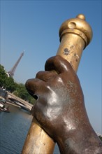 France, Region Ile de France, Paris 8e arrondissement, Pont Alexandre III, vue sur la Tour Eiffel et les Invalides