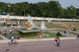 France, Region Ile de France, Paris 16e arrondissement, jardins du Trocadero, bassins et fontaine, baigneurs, canicule,