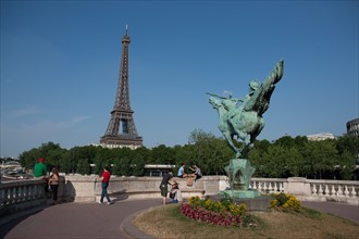 France, Region Ile de France, Paris 16e arrondissement, quai de Seine, entre pont de Bir-Hakeim et pont d'Iena, Tour Eiffel, peniches a quai,