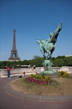 France, Region Ile de France, Paris 16e arrondissement, quai de Seine, pont de Bir-Hakeim, sculpture, la France renaissante, Jeanne d'Arc,