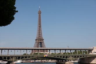 France, Region Ile de France, Paris 16e arrondissement, quai de Seine, entre pont de Bir-Hakeim et pont d'Iena, Tour Eiffel, peniches a quai,