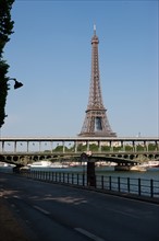 France, Region Ile de France, Paris 16e arrondissement, quai de Seine, entre pont de Bir-Hakeim et pont d'Iena, Tour Eiffel, peniches a quai,