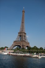 France, Region Ile de France, Paris 16e arrondissement, quai de Seine, entre pont de Bir-Hakeim et pont d'Iena, Tour Eiffel, peniches a quai,