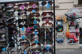 Allemagne, Germany, Berlin, Scheunenviertel, quartier des Granges, boutique de souvenirs, lunettes de soleil sur un presentoir.