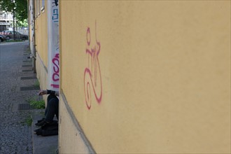 Allemagne (Germany), Berlin, Friedrichshain, immeuble, ancien Berlin Est, jeune punk assise devant une porte,