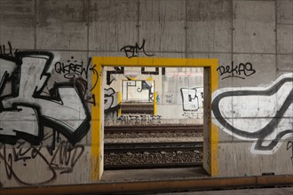 Allemagne (Germany), Berlin, voies du S-Bahn, Berlin Tegel, enfant sur le quai,