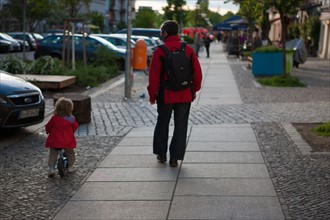 Allemagne (Germany), Berlin, Prenzlauer Berg, Oderberger Strasse, enfant a velo su rle trottoir,