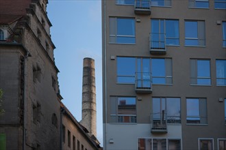 Allemagne (Germany), Berlin, Prenzlauer Berg, Oderberger Strasse, immeuble et cheminee d'usine,