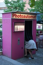 Allemagne (Germany), Berlin, Prenzlauer Berg, Kulturbrauerei, complexe culturel associatif, jeune femme depassant d'un photomaton,
