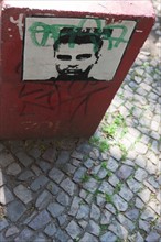 Allemagne (Germany), Berlin, Prenzlauer Berg, rue, graffitis subversifs, detournement de la typographie Coca-Cola pour smoke cannabis,