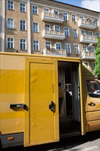 Allemagne (Germany), Berlin, Prenzlauer Berg, rue, camion de livraison de la poste, couleur jaune,