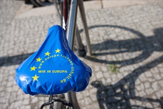 Allemagne (Germany), Berlin, Prenzlauer Berg, rue, protection de selle de velo aux couleurs du drapeau europeen, etoiles,